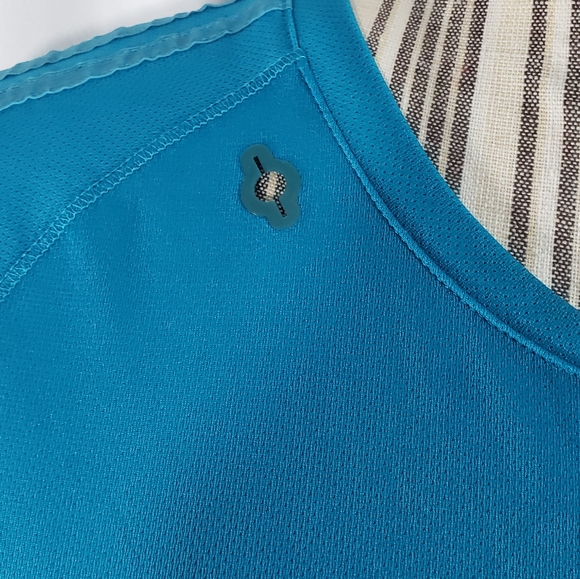 adidas Supernova Blue Tee w/ Zipper Pocket & Ear Bud Slot Size Medium - Picture 7 of 8